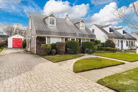 74 Dutchess Blvd, Atlantic Beach, NY 11509