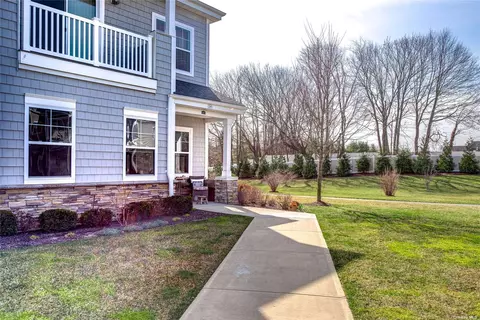 215 Summer Cir #215, East Northport, NY 11731
