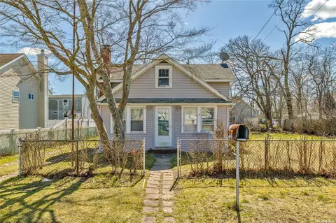 14 E Cedar Rd, Mastic Beach, NY 11951