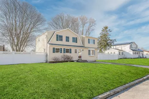 40 Bellwood Ave, South Setauket, NY 11720