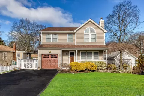 15 Birchwood Dr, Huntington Station, NY 11746
