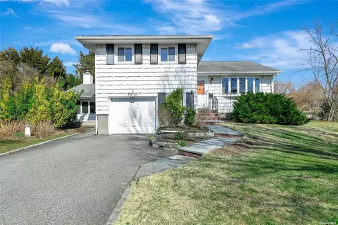 21 Pinetree Ave, Hicksville, NY 11801