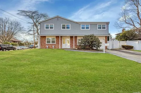 91 Mccall Ave, West Islip, NY 11795
