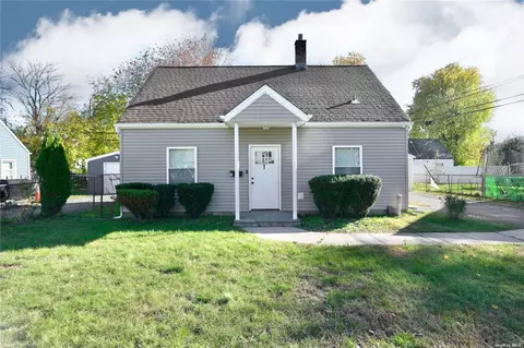 7 Holly Ln, Westbury, NY 11590