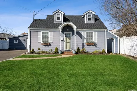 212 W Hampton Rd, Lindenhurst, NY 11757