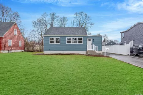 10 Mcgowan Ln, Central Islip, NY 11722
