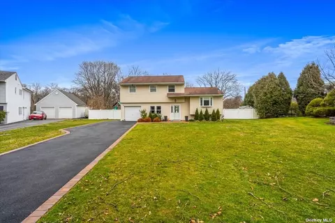 24 Jordan Ct, Dix Hills, NY 11746