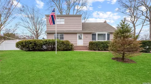 20 42nd St, Islip, NY 11751