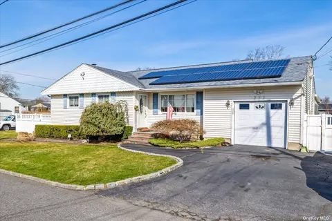 777 Freedom St, Babylon, NY 11702