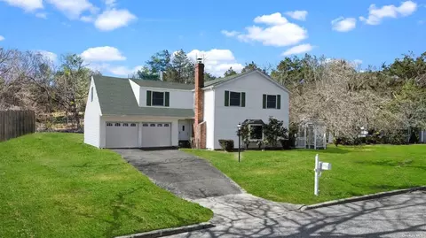 18 S Village Dr, Bellport, NY 11713