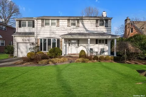 154 Claudy Ln, New Hyde Park, NY 11040