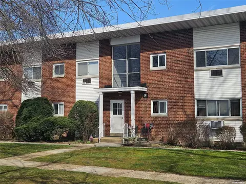 125 Hempstead Gardens Dr #E2D, West Hempstead, NY 11552