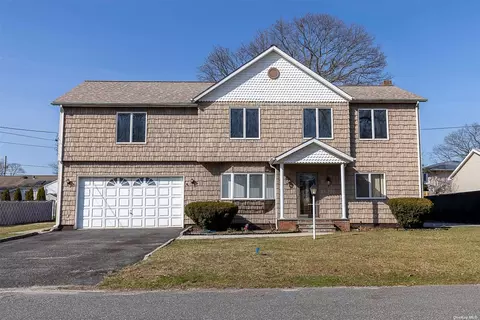 13 3rd St, Ronkonkoma, NY 11779