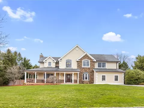 17 Timber Ridge Dr, Huntington, NY 11743