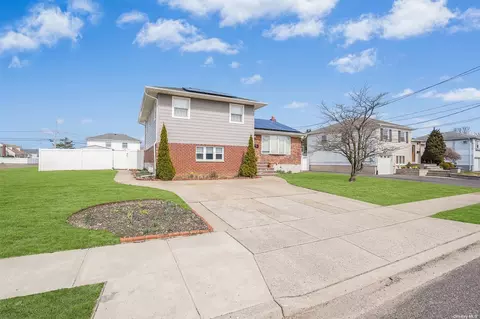 307 N Michigan Ave, Massapequa, NY 11758