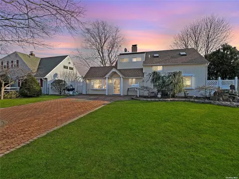 48 Merry Ln, Westbury, NY 11590