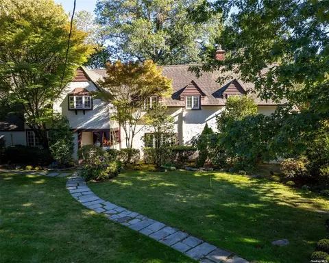 395 N Village Ave, Rockville Centre, NY 11570