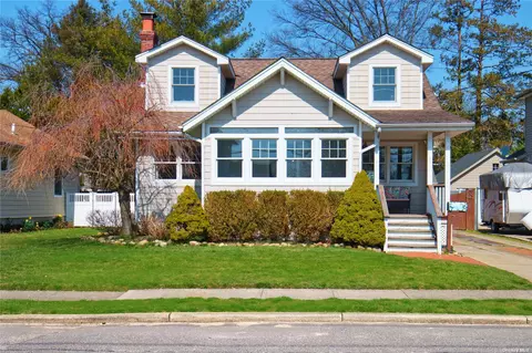 77 Burtis St, Lynbrook, NY 11563