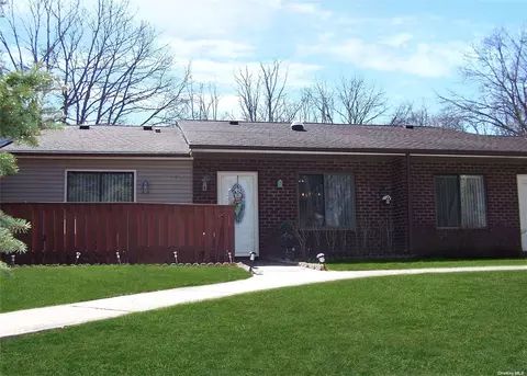 792 Brettonwoods Dr #792, Coram, NY 11727
