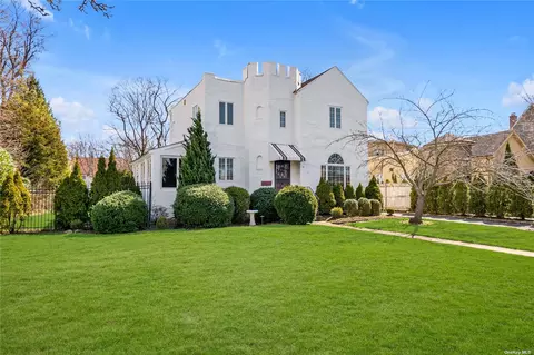 10 Fox Blvd, Massapequa, NY 11758