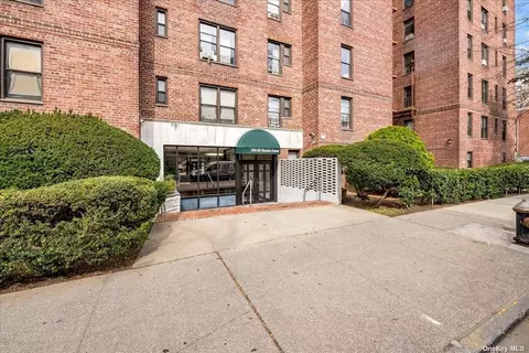 140-55 Burden Cres #5L, Briarwood, NY 11435