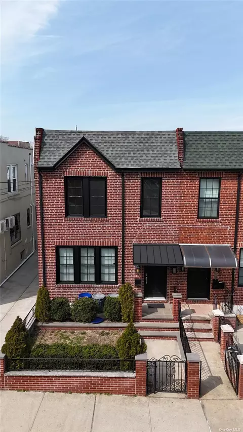 20-58 37th St, Astoria, NY 11105