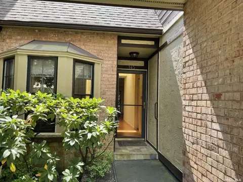 145 Southgate Dr #145, Massapequa Park, NY 11762