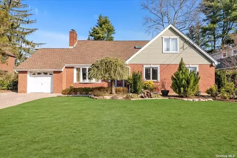 207 Earl St, East Williston, NY 11596