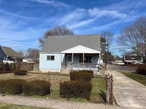 39 Doolittle St, Brentwood, NY 11717