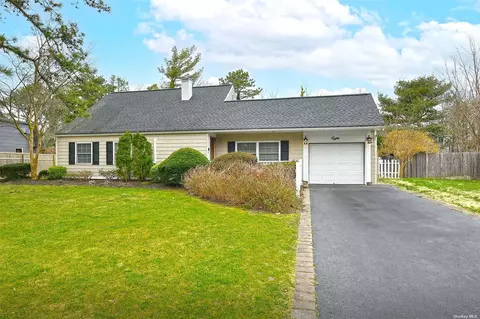 8 Crooked Pine Dr, Medford, NY 11763