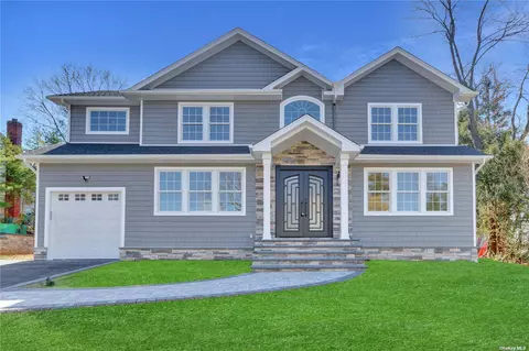 19 Lark Ave, Old Bethpage, NY 11804