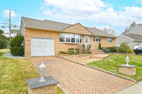 28 Lark Ave, Old Bethpage, NY 11804