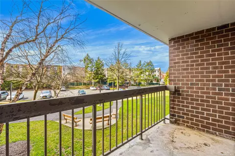 1 Bay Club Dr #2A, Bayside, NY 11360
