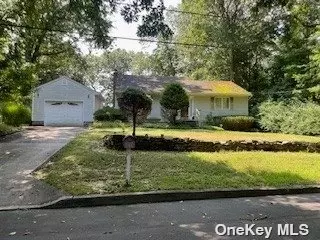 94 Sunrise Ln, Smithtown, NY 11787