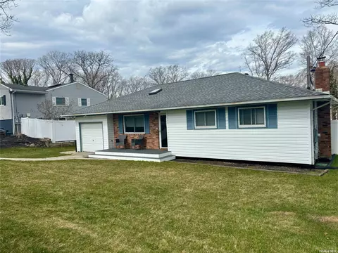 215 Seminole St, Ronkonkoma, NY 11779