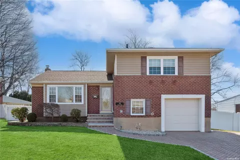 14 Sylvia Rd, Plainview, NY 11803