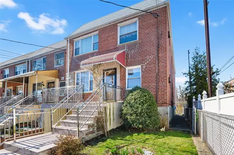 61-12 70th St, Middle Village, NY 11379