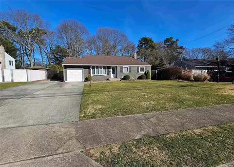 953 Gardiner Dr, Bay Shore, NY 11706