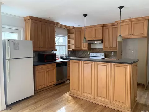 1 Eden Dr, Stony Brook, NY 11790