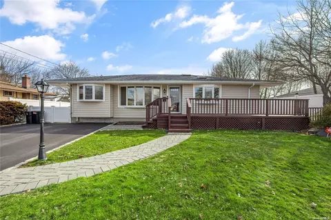 16 Sugarwood Ln, Commack, NY 11725