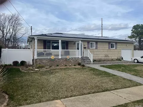 61 E Merritt St, Lindenhurst, NY 11757