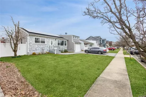 148 S Fordham Rd, Hicksville, NY 11801