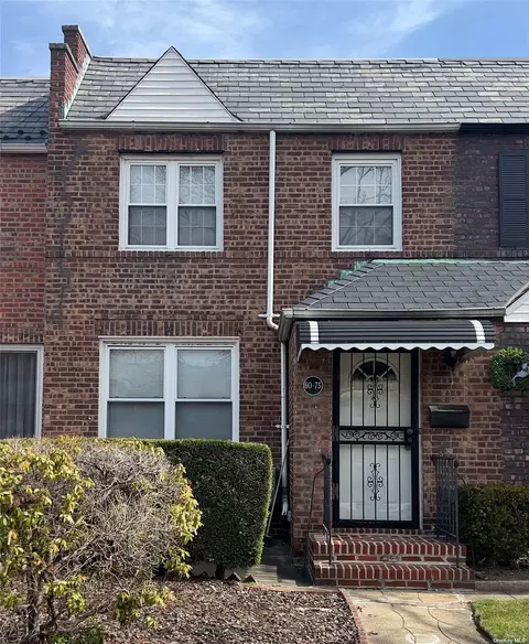 60-75 70th St, Maspeth, NY 11378