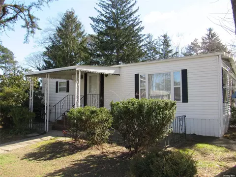 525-49 Riverleigh Ave, Riverhead, NY 11901
