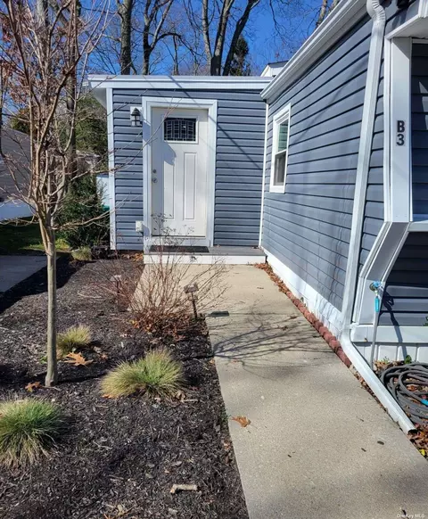 658 B3 Sound Ave, Calverton, NY 11933