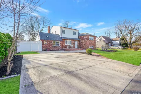 1460 Potter Blvd, Bay Shore, NY 11706