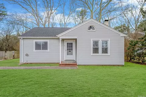 71 Pegs Ln, Riverhead, NY 11901