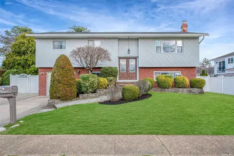 2 Deborah Ct, Massapequa, NY 11758