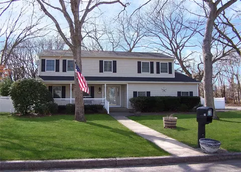 74 Lorraine Ct, Holbrook, NY 11741