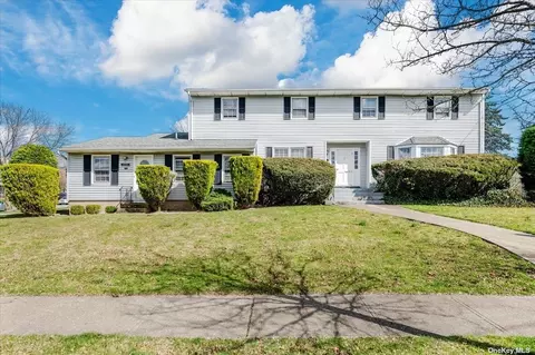 153 Harborview Dr, Massapequa, NY 11758